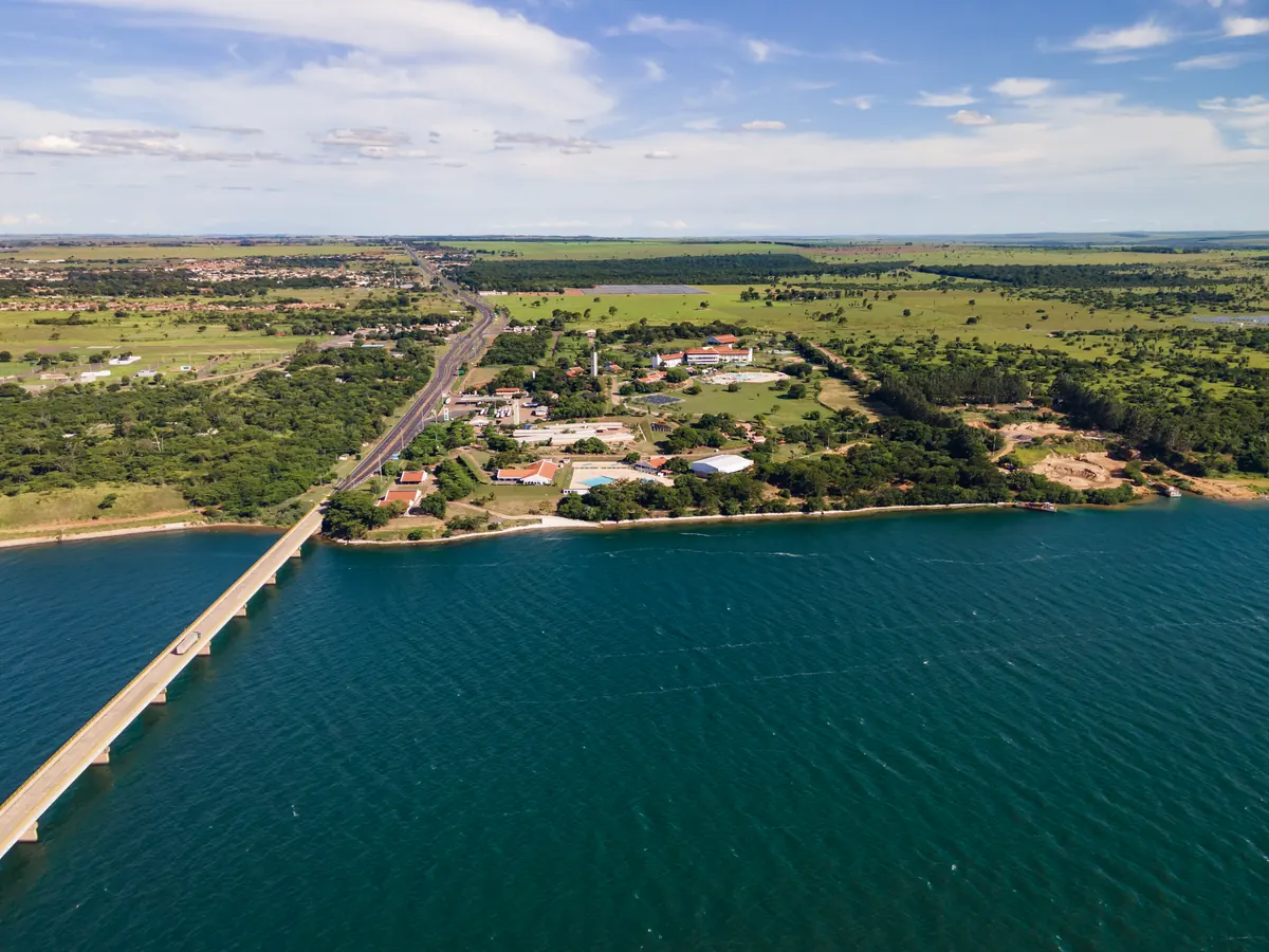 Ponte sobre o rio Paraná e margem com o hotel e a cidade ao fundo